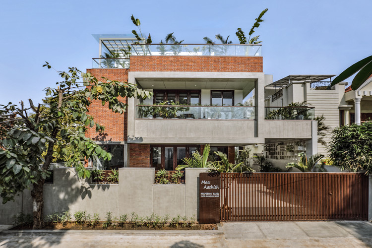 Contemporary Indian residence with a layered balcony and garden